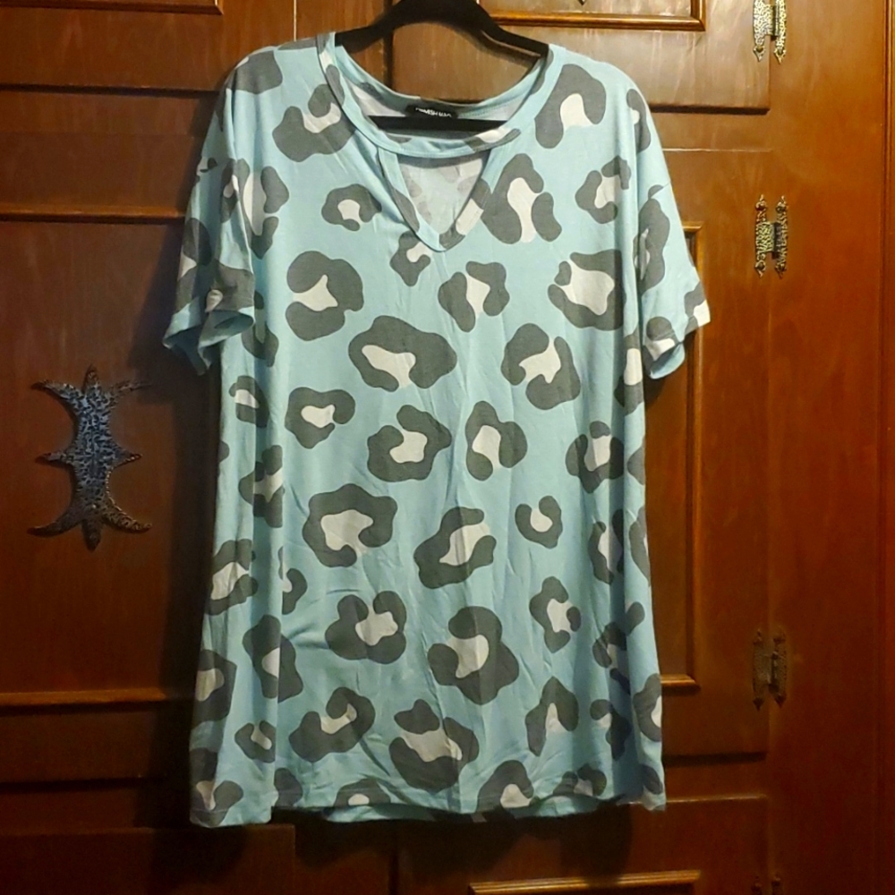 Heimish short sleeve top with blue leopard print sz 3XL